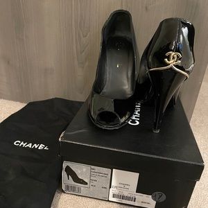 CHANEL patent leather black peep toe sandal 40.5